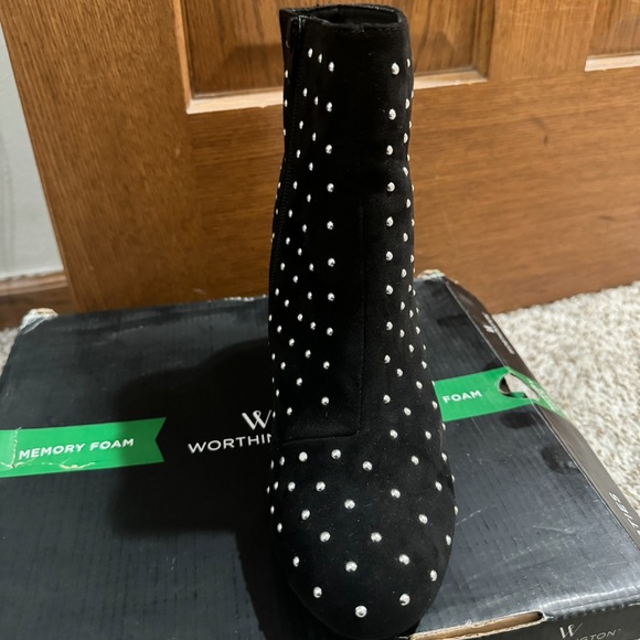 Black booties with round studs, size 8 Medium. Perfect condition. - Picture 5 of 9